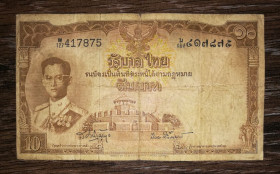 Таїланд Таиланд ^/--/^ THAILAND 10 батов Таиланд 1955, подпись - тип 7. Большой текст на реверсе. ^_^^^ THAILAND 10 батів Таїланд 1955, підпис - тип 7. Великий текст на реверсі. - фото фото фото
