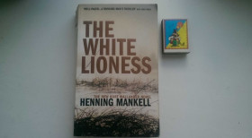 Книги на іноземних мовах Книги на иностранных языках ^/--/^ White Lioness The - Henning Mankell - На Английском English книга ^_^^^ White Lioness The - Henning Mankell - Англійська English книга - фото фото фото