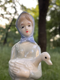 Статуетки, Скульптури, Фігурки, Фарфор Статуэтки, Скульптуры, Фигурки, Фарфор ^/--/^ Статуэтка Девушка с Гусем ^_^^^ Статуетка Дівчина з Гусем - фото фото фото