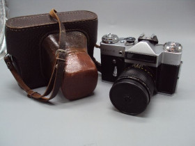Вінтажні фотоапарати Винтажные фотоаппараты ^/--/^ Фотоаппарат Зенит Zenit-E объектив Индустар -61 /--/ Л/З ссср 2,8/50 с чехлом №16066 ^_^^^ Фотоапарат Зеніт Zenit-E об'єктив Індустар -61 /--/ Л/З СРСР 2,8/50 з чохлом No /--/ 16066 - фото фото фото