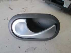 Кабіни і салони Кабины и салоны ^/--/^ Ручка внутренняя Renault Megane Scenic 8200028487 ^_^^^ Ручка внутрішня Renault Megane Scenic 8200028487 - фото фото фото