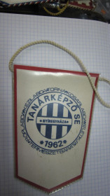 Вимпели, кубки Вымпелы, кубки ^/--/^ ВЕНГРИЯ. НИРЕДЬГАЗА 1962 Г ^_^^^ Венегрія. НІРЕДЬГАЗА 1962 - фото фото фото