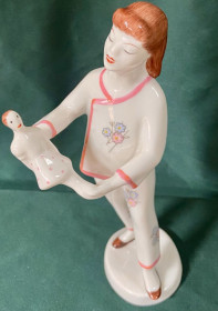 Статуетки, Скульптури, Фігурки, Фарфор Статуэтки, Скульптуры, Фигурки, Фарфор ^/--/^ Угорщин. Hollohaza. Дівчинка з лялькою ^_^^^ Венгрий. Hollohaza. Девочка с куклой - фото фото фото