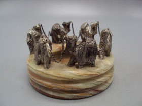 Статуетки, Скульптури, Фігурки, Фарфор Статуэтки, Скульптуры, Фигурки, Фарфор ^/--/^ Пепельница фигура верблюды колона верблюдов идет серебро 925 проба подставка оникс вес 582 г №14284 ^_^^^ Пепельниця фігура верблюди колона верблюдів йде срібло 925 проба підставка онікс вага 582 г No /--/ 14284 - фото фото фото