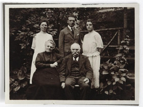 Листи, фото Письма, фото ^/--/^ Старе фото Сімейний портрет в саду 1920-ті Німеччина hK ^_^^^ Семейный портрет в саду 1920-е Германия hK - фото фото фото