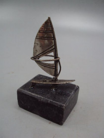 Статуетки, Скульптури, Фігурки, Фарфор Статуэтки, Скульптуры, Фигурки, Фарфор ^/--/^ Фигура на подставке статуэтка яхта регата парусник буер серебро вес 68 г высота 6,9 см №14347 ^_^^^ Фігура на підставці статуетка яхта регату вітрильник буєр срібло вага 68 г висота 6,9 см No /--/ 14347 - фото фото фото