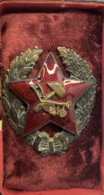 Відзнаки Знаки отличий ^/--/^ 6 /--/ к /--/ 49 Знак Красного командира Рабоче крестьянской красной армии, РККА. Следы времени, эмаль имеет скол на луче. Тяжелый металл, эмаль ^_^^^ 6 /--/ к /--/ 48 Статуетка Ленін. Метал. Висота 22 см /--/ 6 /--/ к /--/ 49 Знак Червоного командира Робочі селянської червоної армії, РККА. Сліди часу, емаль має скол на промені. Важкий метал, емаль - фото фото фото