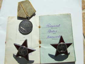 СРСР СССР ^/--/^ Комплект Орденів ЧЗ № 1633939 і 3130840 наг. 1945 /--/ року і БЗ № 3131305 на Бакалов П.В. ^_^^^ Комплект Орденов ЧЗ No 1633939 и 3130840 наг. 1945 года и БЗ No 3131305 на Бакалов П.В. - фото фото фото