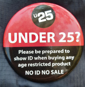 Службові та спеціальні Служебные и специальные ^/--/^ Значек UNDER 25, Supersafe, диаметр 7,5 /--/ см. ^_^^^ Значок UNDER 25, Supersafe, діаметр 7,5 см. - фото фото фото