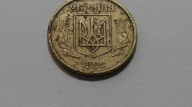 Інше Другое ^/--/^ Брак № 025. 10 копеек 1992 года. 2.1(2)ВАм. Сдвоены средняя и правая части трезуба. ^_^^^ Шлюб No 025. 10 копійок 1992 року. 2.1(2)ВАМ. Здвоєні середня і права частини тризуба. - фото фото фото