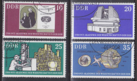 НДР, ФРН ГДР, ФРГ ^/--/^ ГДР 1975 АКАДЕМИЯ ВИССЕНШАФТ АСТРОНОМИЯ МИКРОСКОП ЗВЁЗДЫ СПУТНИК КОСМОС ИССЛЕДОВАНИЯ Mi.2061-2064 ^_^^^ НДР 1975 АКАДЕМІЯ ВІСЕНШАФТ АСТРОНОМІЯ МІКРОСКОП ЗВІЗДИ СПУТНИК КОСМОС ДОСЛІДЖЕННЯ Mi.2061-2064 - фото фото фото