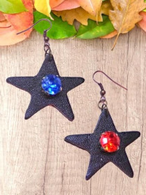 Сережки Серьги ^/--/^ Кожаные серьги черные звезды 5 см-3.5 см, серьги с красным и синим камнями, ручная работа ^_^^^ Шкіряні сережки зірки з червоним і синім каменями. - фото фото фото