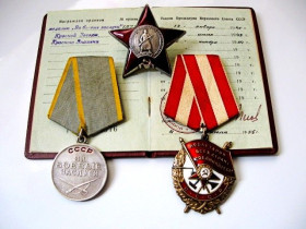СРСР СССР ^/--/^ Орден Красного Знамени + Красной Звезды + За Боевые заслуги на Ордеснкой книжке Оригиналы ^_^^^ Орден Червоного Прапора + Червоної Зірки + За Бойові заслуги на Ордеській книжці Оригінали - фото фото фото