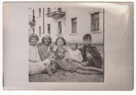 Листи, фото Письма, фото ^/--/^ Жизнь в СССР Дети во дворе 1946 год ретро фото  (9,5 х 8,5) Р /--/ 9 /--/ A ^_^^^ Життя в СРСР Діти у дворі 1946 ретро фото (9,5 х 8,5) Р /--/ 9 /--/ A - фото фото фото