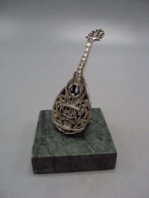 Статуетки, Скульптури, Фігурки, Фарфор Статуэтки, Скульптуры, Фигурки, Фарфор ^/--/^ Фигура на подставке статуэтка музыкальный инструмент мандолина ажурная серебро 800 /--/ проба вес 129 /--/ г №17 ^_^^^ Фігура на підставці статуетка музичний інструмент мандоліна ажурна срібло 800 /--/ проба вага 129 /--/ г No /--/ 17 - фото фото фото