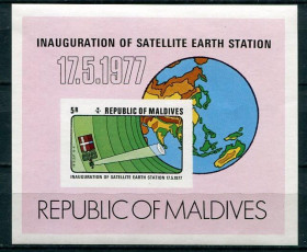 Освоєння космосу Освоение космоса ^/--/^ Мальдивы Maldives Space  1977 Mi Bl 44 Imperf Intelsat IV-A MNH Cv 19,- ^_^^^ Мальдіви Maldives Space 1977 Mi Bl 44 Imperf Intelsat IV-A MNH Cv 19 - фото фото фото