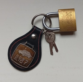 Інші спортивні товари Другие спортивные товары ^/--/^ Мини-замок с брелоком и двумя ключами ВАЗ 2107 ^_^^^ Міні-замок з брелоком і двома ключами ВАЗ 2107 - фото фото фото