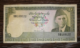Пакистан Пакистан ^/--/^ PAKISTAN Пакистан 10 рупиий 1977 - 1982 подпись Kazi. Без текста урду. Серия из 2-х букв. ^_^^^ PAKISTAN Пакистан 10 рупій 1977 - 1982 підпис Kazi. Без тексту урду. Серія з 2-х букв. - фото фото фото