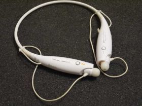 Bluetooth гарнітури Bluetooth гарнитуры ^/--/^ Белая Bluetooth стерео гарнитура LG Tone HBS-700 ^_^^^ Bluetooth стерео гарнітура LG Tone HBS-700 - фото фото фото