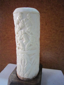 Статуетки, Скульптури, Фігурки, Фарфор Статуэтки, Скульптуры, Фигурки, Фарфор ^/--/^ Африка. Декоративний виріб  з бивня слона, друга половина 20 ст. ^_^^^ Африка. Декоративное изделие из бивня слона, вторая половина 20 в. - фото фото фото