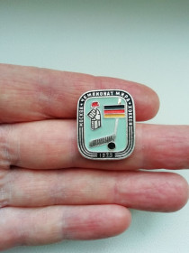 Пам'ятні і ювілейні Памятные и юбилейные ^/--/^ Значок Москва. Чемпионат мира. Хоккей 1973 /--/ г. ^_^^^ Значок Москва. Чемпіонат світу. Хокей 1973 /--/ р. - фото фото фото
