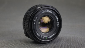 Canon Canon ^/--/^ Шатний об&amp;apos;єктив Pentax-M Rikenon P MC 50 /--/ mm/2.0 Ф /--/ 52 /--/ мм RICOH Japan Вживане ^_^^^ Шаттный объектив Pentax-M Rikenon P MC 50 /--/ mm/2. 0 Ф /--/ 52 /--/ мм RICOH Japan - фото фото фото