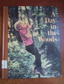 Видання - р. Издания - гг. ^/--/^ A day in the woods. National geographic society. 1975 День у лісі. англ мова. ^_^^^ A day in the woods. National geographic society. 1975 День в лесу. англ. - фото фото фото