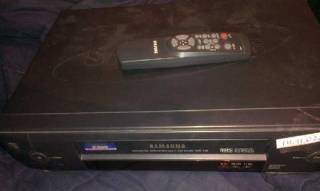 Відеомагнітофони, VHS-програвачі Видеомагнитофоны, VHS-проигрыватели ^/--/^ Видеомагнитофон Самсунг Х /--/ 300 ^_^^^ Відеомагнітофон Самсунг Х /--/ 300 - фото фото фото