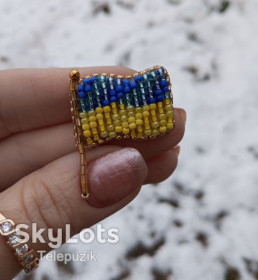 Брошки Броши ^/--/^ Брош брошка Прапор України ± 2.5 * 2 см + ручка Об&amp;apos;ємна вишивка бісером, бусіни, стрази, бронзова нитка. ^_^^^ Брош брошка Флаг Украины ± 2.5 * 2 см + ручка Объемная вышивка бисером, бусины, стразы, бронзовая нить. - фото фото фото