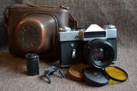 Вінтажні фотоапарати Винтажные фотоаппараты ^/--/^ Зенит-Е, Гелиос-44 М.39, ВЕЛИКИЙ ОКТЯБРЬ 50 лет ^_^^^ Зеніт-Е, Геліос-44 М.39, Великий Жовтень 50 років - фото фото фото