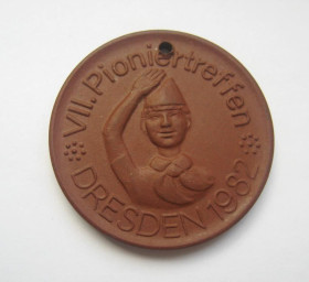 Європа Европа ^/--/^ VII піонерський зліт - pioniertreffen = ПИОНЕР = ДРЕЗДЕН - 1982 = пам&amp;apos;ятна медаль = пластик ^_^^^ VII пионерский взлет - pioniertreffen = ПИОНЕР = ДРЕЗДЕН - 1982 = памятная медаль = пластик - фото фото фото