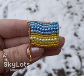 Брошки Броши ^/--/^ Брош брошка Прапор України ± 2.5 * 3 см + ручка Об&amp;apos;ємна вишивка бісером, бусіни, стрази, бронзова нитка. ^_^^^ Брош брошка Флаг Украины ± 2.5 * 3 см + ручка Объемная вышивка бисером, бусины, стразы, бронзовая нить. - фото фото фото