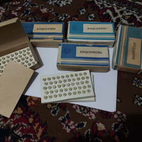 Конденсатори Конденсаторы ^/--/^ Конденсатори КТ /--/ 4-21 /--/ б, а, 1-5 пФ, 250 В, новые, одна партия, лот 1 шт! Редкость! Смотрите фото/описание. ^_^^^ Конденсаторі КТ /--/ 4-21 /--/ б, а, 1-5 пФ, 250 В, нові, одна партія, лот 1 шт! Рідкісність! Дивіться фото / опис. - фото фото фото