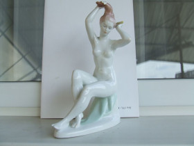 Статуетки, Скульптури, Фігурки, Фарфор Статуэтки, Скульптуры, Фигурки, Фарфор ^/--/^ Сидящая девушка НЮ раз. 22 /--/ х /--/ 15 см. 1970 гг. Аквинкум Венгрия. ^_^^^ Дівчина НЮ раз. 22 /--/ х /--/ 15 см. 1970 р. Аквінкум Угорщина. - фото фото фото
