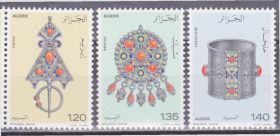 Алжир Алжир ^/--/^ Алжир 1978 ЮВЕЛИРНЫЕ ИЗЕЛИЯ УКРАШЕНИЯ СЕРЕБРО ИНКРУСТАЦИЯ РУБИНЫ КАМНИ МУЗЕЙ Mi.731-733* $4.64 ^_^^^ Алжир 1978 ЮВЕЛІРНІ ІЗЕЛІЯ УКРАШЕННЯ СЕРЕБРО ІНКРУСТАЦІЯ РУБИНИ КАМНІ МУЗЕЙ Mi.731-733* EUR 5.- - фото фото фото