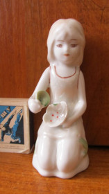 Статуетки, Скульптури, Фігурки, Фарфор Статуэтки, Скульптуры, Фигурки, Фарфор ^/--/^ Девочка с цветком. Европа ^_^^^ Дівчинка з квіткою. Європа - фото фото фото
