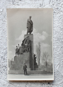 Листи, фото Письма, фото ^/--/^ Чоловік на фоні Шевченка. Харків 1950-60 ^_^^^ Мужчина на фоне Шевченко. Харьков 1950-60 - фото фото фото