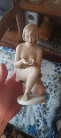 Статуетки, Скульптури, Фігурки, Фарфор Статуэтки, Скульптуры, Фигурки, Фарфор ^/--/^ Эта фарфоровая статуэтка изображает обнаженную девушку, коленопреклоненную и держащую воду в руках. ^_^^^ Ця порцелянова статуетка зображує оголену дівчину, колінопреклонну і тримає воду в руках. - фото фото фото