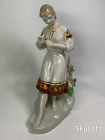 Статуетки, Скульптури, Фігурки, Фарфор Статуэтки, Скульптуры, Фигурки, Фарфор ^/--/^ Статуетка порцелянова дівчина з косою «Ворожіння на ромашці» вінтаж СРСР Полонне 30 см рідка  (Н /--/ 4388,2) ^_^^^ Статуэтка фарфоровая девушка с косой «Вражения на ромашке» винтаж СССР Полонное 30 см жидкая (Н /--/ 4388,2) - фото фото фото