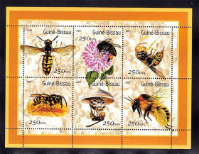 Фауна Фауна ^/--/^ Фауна  Гвинея Биссау 2001 г MNH - пчелы -  блок -  флора ^_^^^ NM Фауна Гвінея Біссау 2001 р MNH - бджоли - блок - флора - фото фото фото