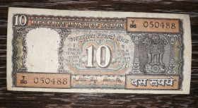 Індія Индия ^/--/^ INDIA Індія 10 рупій 1984 - 1985 Літера D Підпис: Singh нечаста ^_^^^ Индия 10 рупий 1984 - 1985 Литера D Подпись: Singh нечастая - фото фото фото