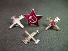 Інше Другое ^/--/^ 4 /--/ М /--/ 73 Кокарда, петлицы железнодорожник, железнодорожные войска. Легкий металл ^_^^^ 4 /--/ М /--/ 73 Кокарда, петлиці залізничник, залізничні війська. Легкий метал - фото фото фото