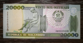 Мозамбік Мозамбик ^/--/^ MOZAMBIQUE Мозамбик 20000 метикалов 1999 UNC №! 000... Автомат Калашникова ^_^^^ Мозамбік 20000 метикалів 1999 UNC No! 000 Автомат Калашникова - фото фото фото
