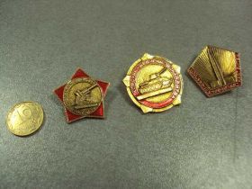Пам'ятні і ювілейні Памятные и юбилейные ^/--/^ знак корсунь-шевченковская битва танк пушка монумент лот 3 шт №10678 ^_^^^ знак корсунь-шевченківська битва танк гармата монумент лот 3 шт No /--/ 10678 - фото фото фото