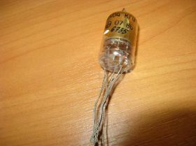 Інші радіокомпоненти Другие радиокомпоненты ^/--/^ КАЛИБРОВОЧНЫЙ  ЛАМПА КВАРЦ 983,0 кгц ТОЧНЫЙ 86 /--/ ГОД ^_^^^ КАЛІБРОВОЧНИЙ ЛАМПА КВАРЦ 983,0 кгц Точний 86 /--/ ГОД - фото фото фото