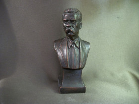 Статуетки, Скульптури, Фігурки, Фарфор Статуэтки, Скульптуры, Фигурки, Фарфор ^/--/^ 3 /--/ И /--/ 29 Бюст А.М. Горький, писатель СССР, 1949. Металл ^_^^^ Бюст А. М. Горький, письменник СРСР, 1949. Метал - фото фото фото