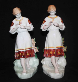 Статуетки, Скульптури, Фігурки, Фарфор Статуэтки, Скульптуры, Фигурки, Фарфор ^/--/^ Две статуэтки Гадание на ромашке  (№2976) ^_^^^ Дві статуетки Гадання на ромашці (No /--/ 2976) - фото фото фото