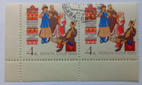 СРСР - СССР - ^/--/^ СССР 1963 Народные костюмы Киргизии, сцепка с полями, гашеная ^_^^^ СРСР 1963 Народні костюми Киргизії, зчіпка з полями, гашена - фото фото фото