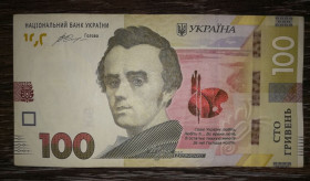 Загальнодержавні випуски Общегосударственные выпуски ^/--/^ Ukraine 100 гривень 2014 Гонтарева. Рідкісний різновид - з рисками  (полосками) на зах. стрічці. ^_^^^ Ukraine 100 гривен 2014 Гонтарева. Редкая разновидность — с чертами (полосками) на зап. ленте. - фото фото фото