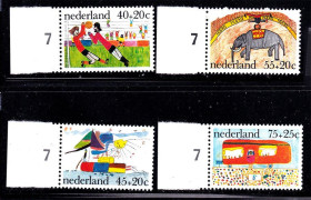 Балтійські країни Балтийские страны ^/--/^ Нидерланды  1976 г  г  MNH  - рисунки детей - футбол ^_^^^ Нідерланди 1976 р MNH - малюнки дітей - футбол - фото фото фото